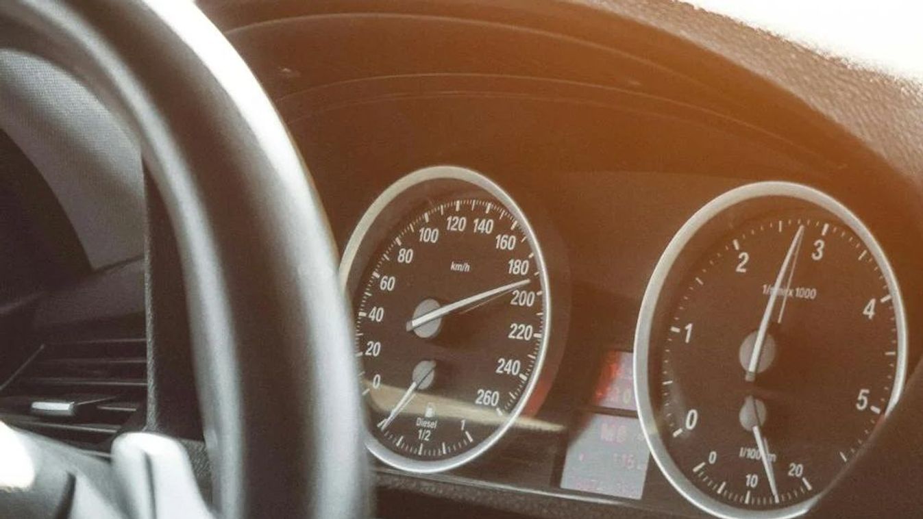 Civil rendőrautót előzött meg közel 200-zal repesztve egy fiatal magyar sofőr Ausztriában
