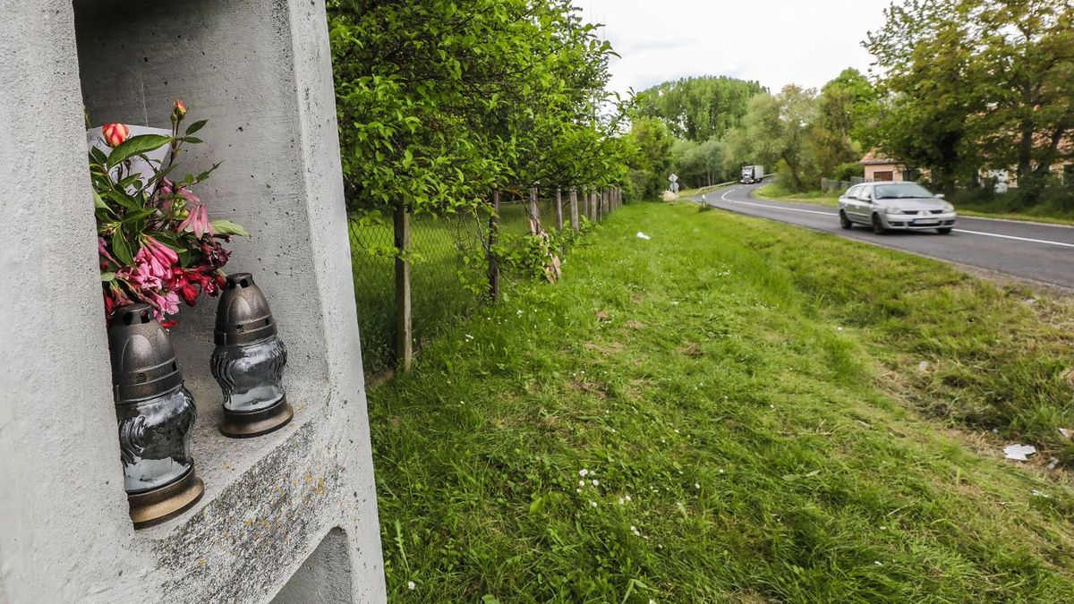 Mécsesekkel és virágokkal emlékeznek a tragikus autóbaleset helyszínén