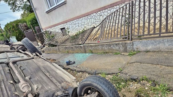 Letarolta a családi ház kerítését egy autó