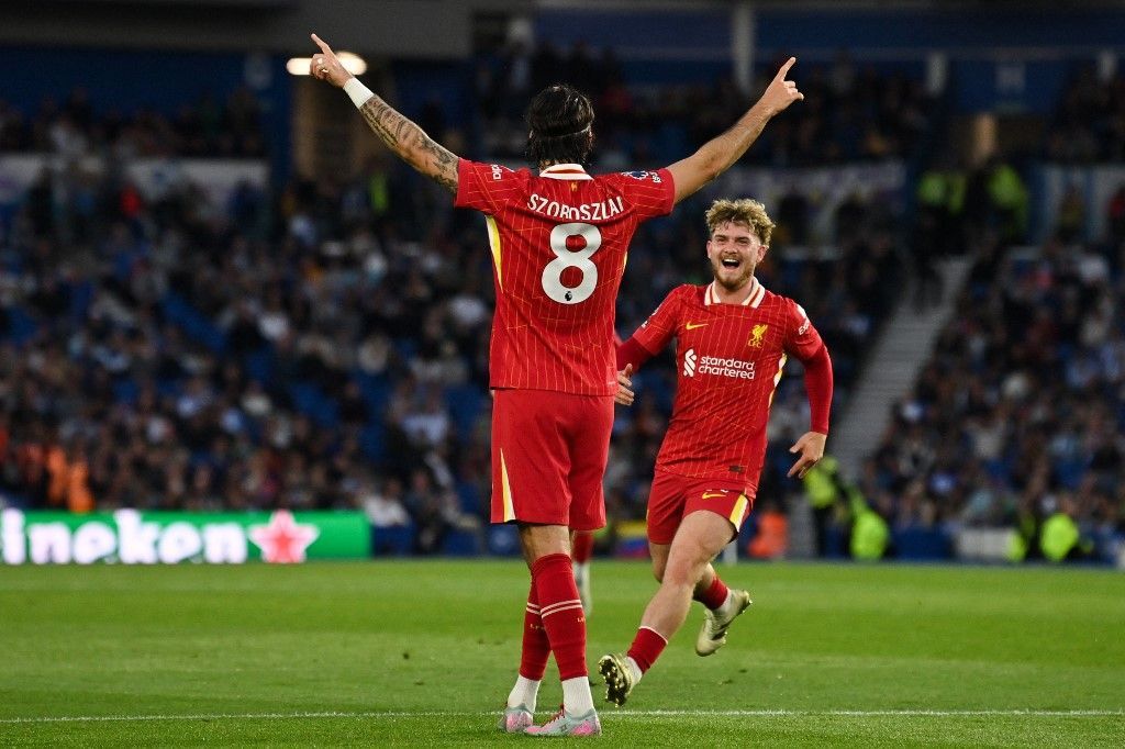 Szoboszlai Dominik a gólját ünnepli a Liverpool angol középpályásával, Harvey Elliott-tal