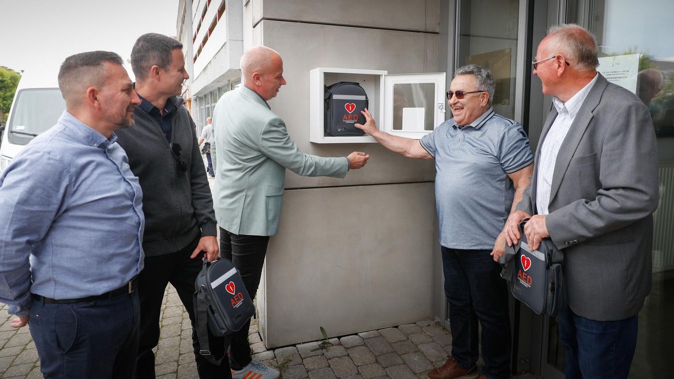 Új életmentő eszközöket kapott Körmend – három szervezet összefogásából új defibrillátorok!