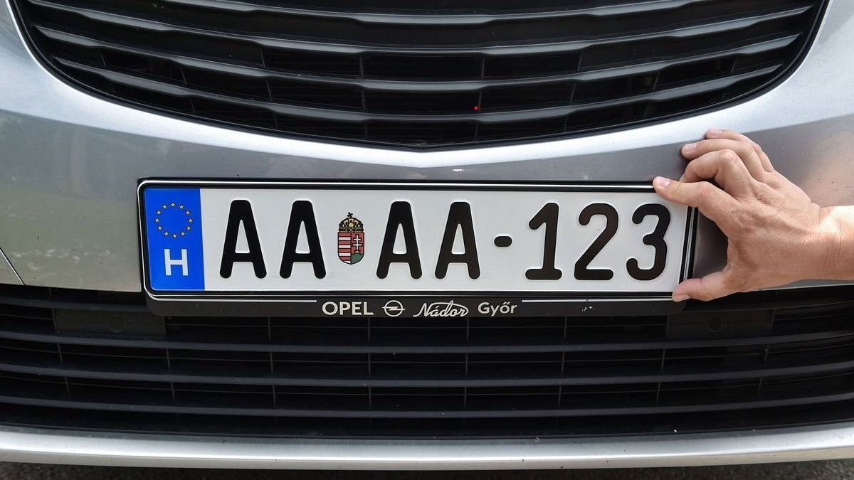 Ezeket a körözött rendszámokat keresik a rendőrök