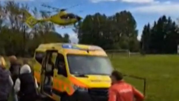 Mentőhelikopter landolt a focipályán