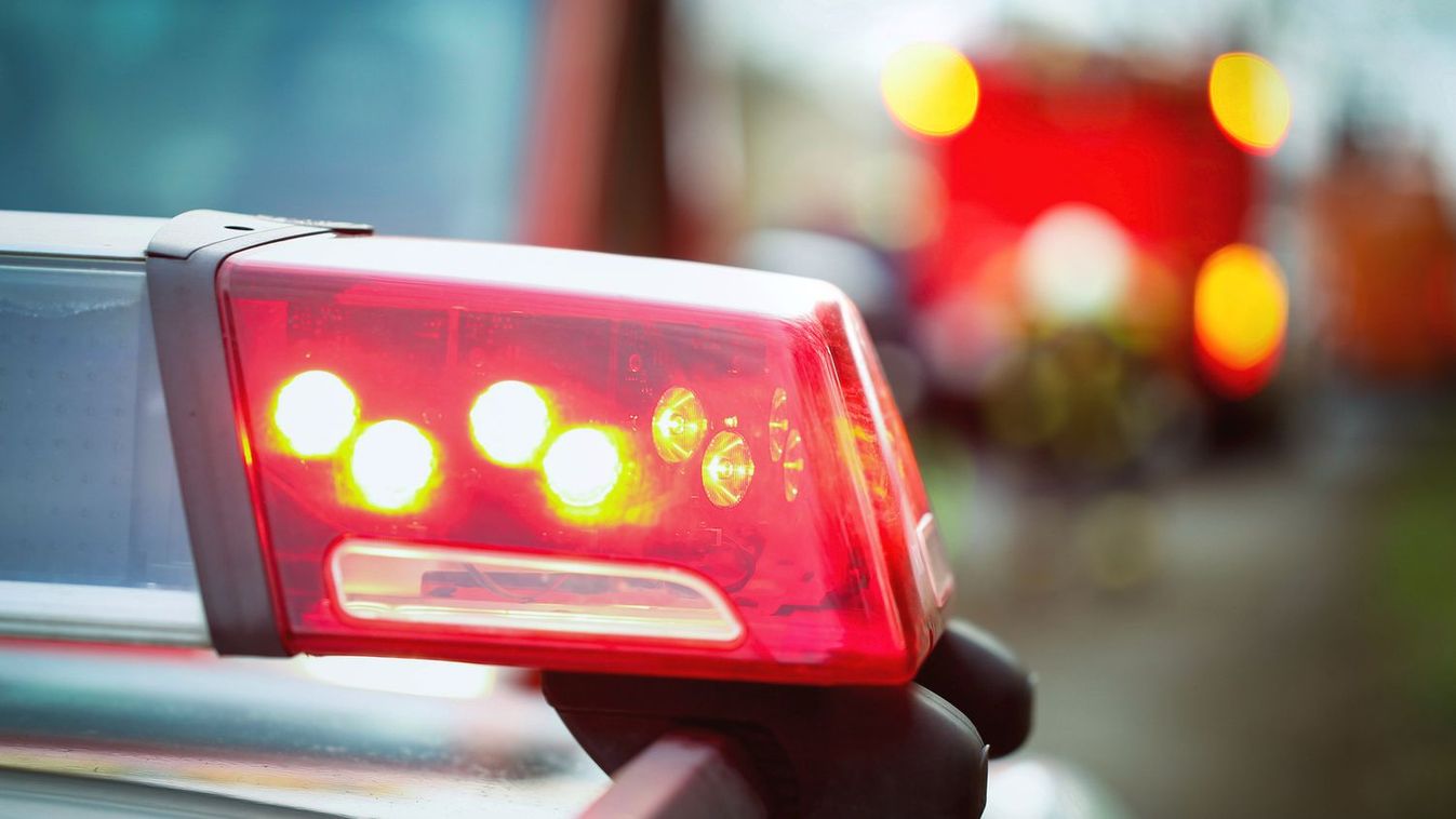 Kigyulladt egy kisteherautó az M86-oson