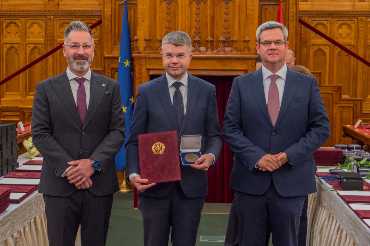 Mentők napja: Ágh Péter is kitüntetést kapott