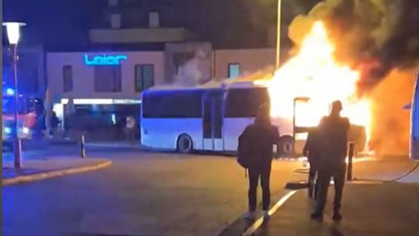 Hatalmas lángokkal égett egy autóbusz