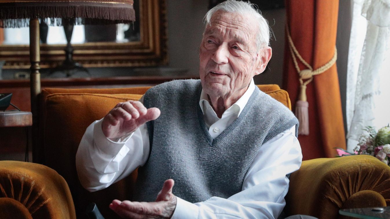 A 99 éves prof. dr. Széll Kálmánt a Markusovszky-kórház vezetői köszöntötték