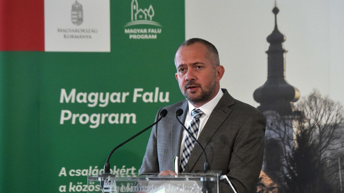 Gyopáros Alpár, a Miniszterelnökség modern települések fejlesztésért felelős kormánybiztosa a Magyar falu program egy korábbi sajtótájékoztatóján

