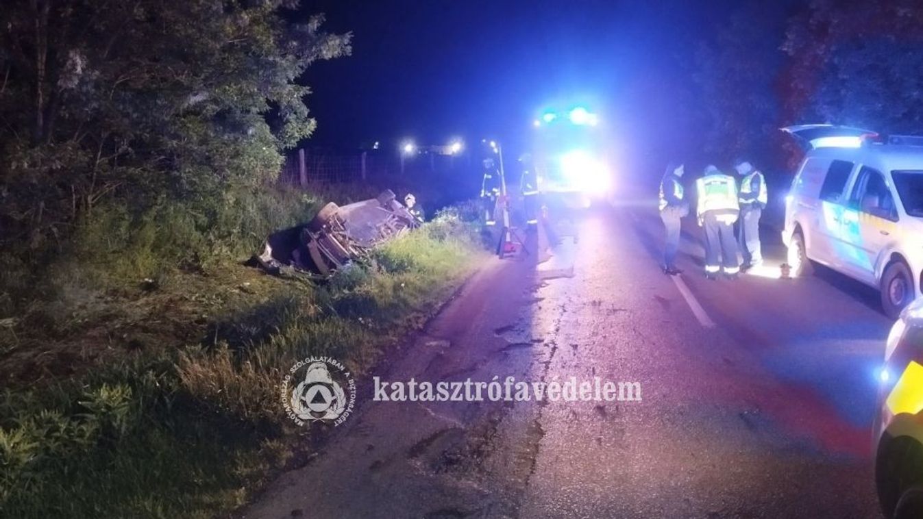 Árokba csapódott és a tetejére borult egy autó péntek hajnalban Jáknál - fotók