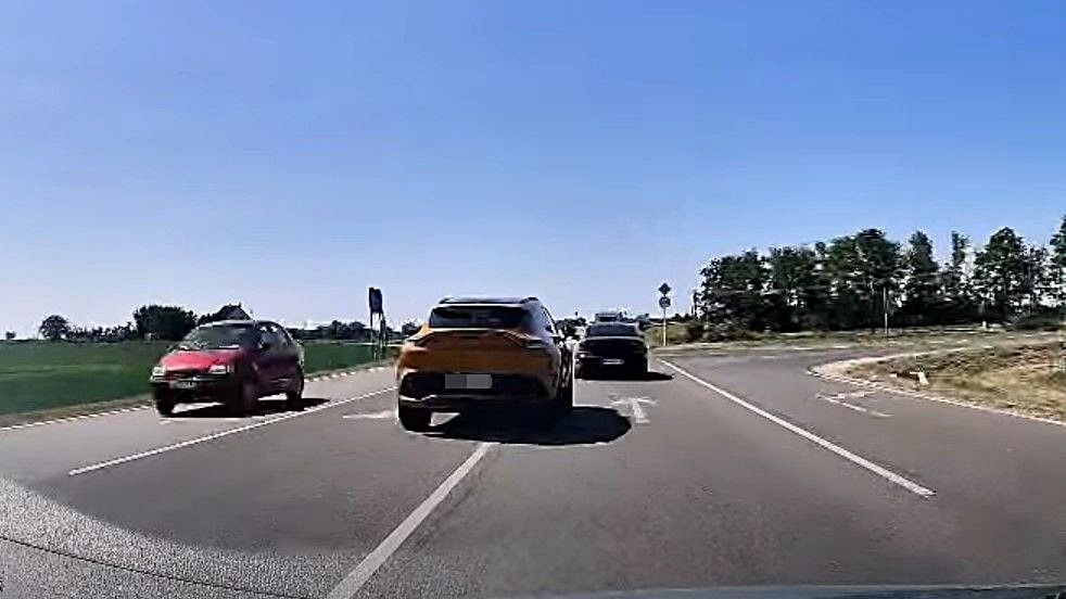 Az ámokfutó egyik szabályszegése a sok közül a 83-as főúton