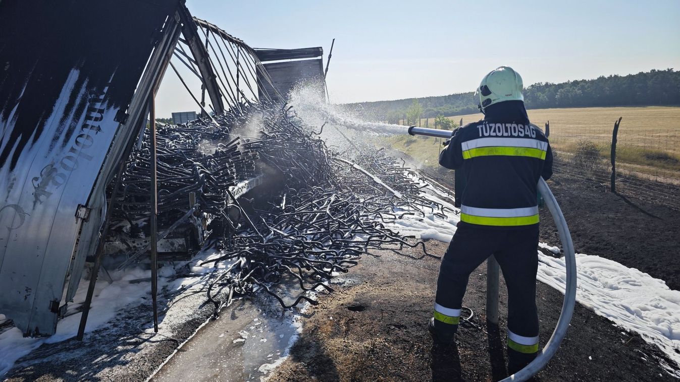 Teljesen kiégett egy kamion pótkocsija, lezárták az M86-os utat - helyszíni fotók, videó