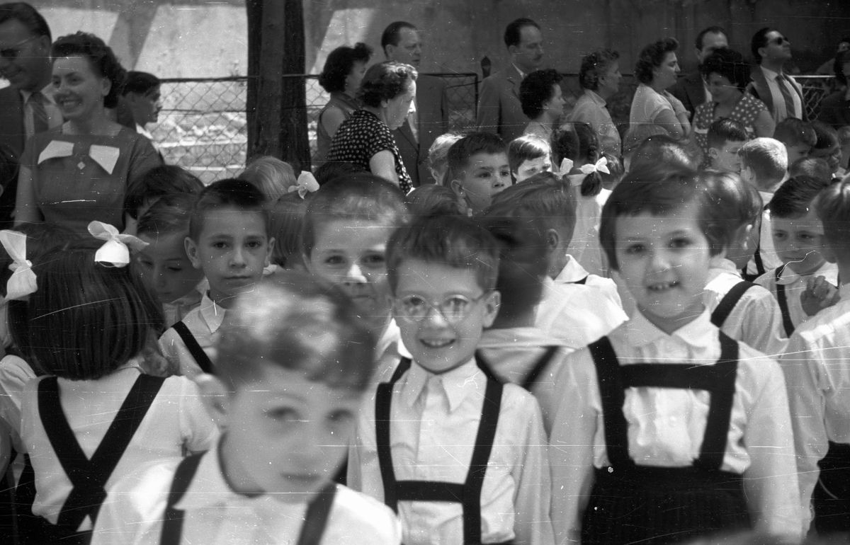 Papnövelde (Eötvös Loránd) utca 4-6. ELTE Apáczai Csere János Gyakorló Általános Iskola és Gimnázium, tanévzáró az udvaron.