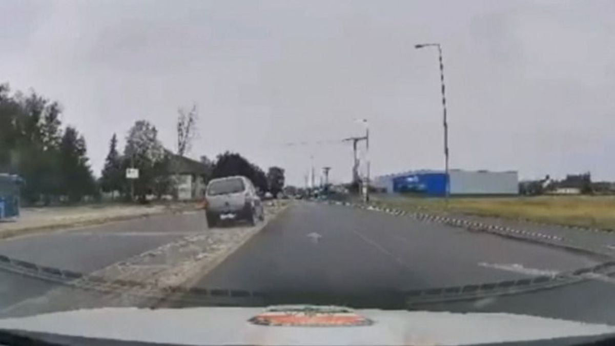 Videó: egészen elképesztő, hogy mit művelt a rendőrök előtt autójával egy részeg nő