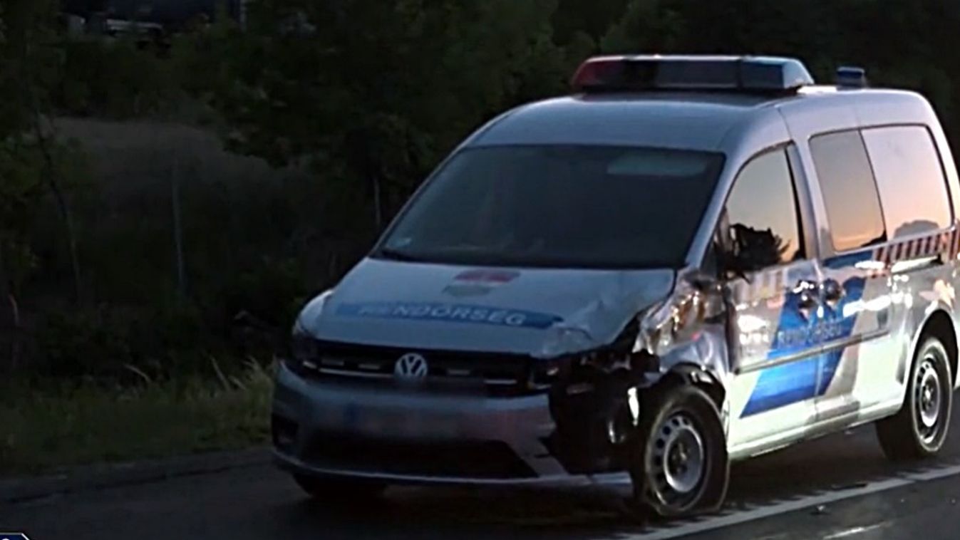 Rendőrök szenvedtek balesetet az M1-es autópályán - videó