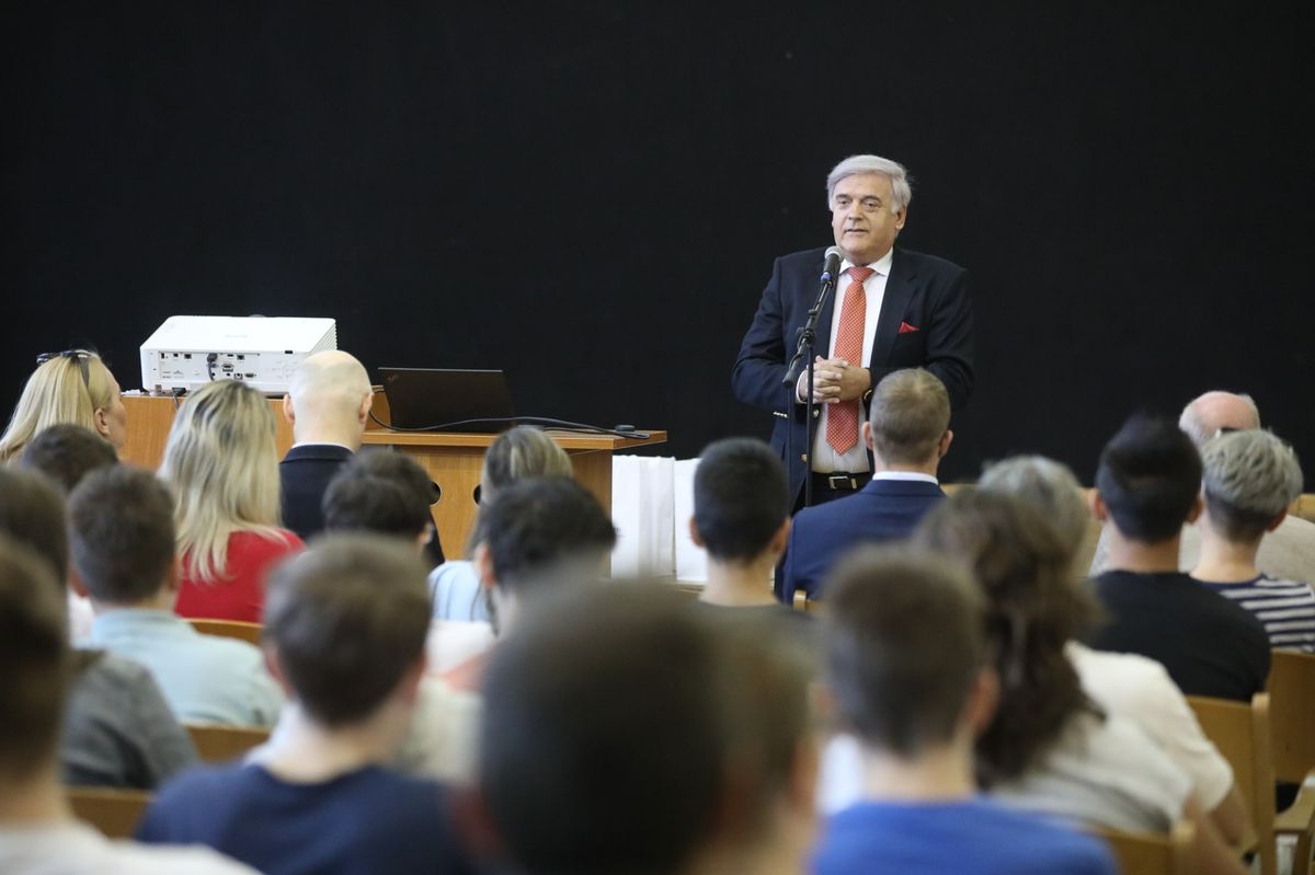 Cseri József, a Vas Vármegyei Iparkamara elnöke köszöntötte a gépész nap résztvevőit