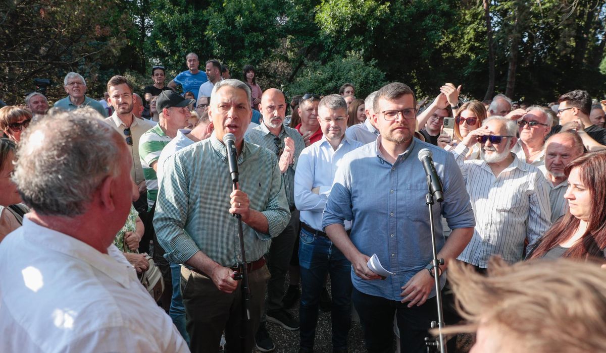 A miniszter a Lázárinfó tizennegyedik állomásán, Szombathelyen Vámos Zoltán főispánnal, a szombathelyi választókerület elnökével közösen várta a kérdéseket.