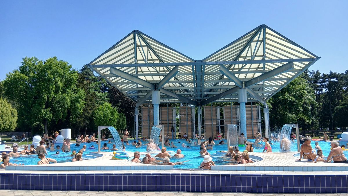 Strand-körkép: sokan hűsöltek ma a szombathelyi Termálfürdőben