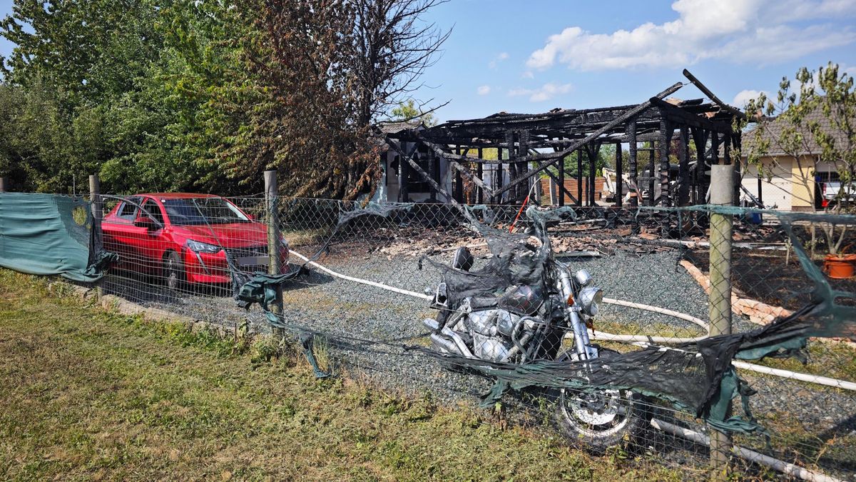 Tűz Söptén: Kisház, markoló, autó és motor is leégett - fotók