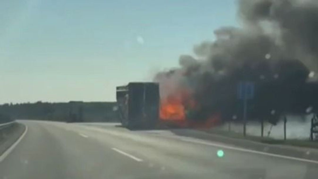 Videó: Így lángolt a kamion reggel az M86-os úton