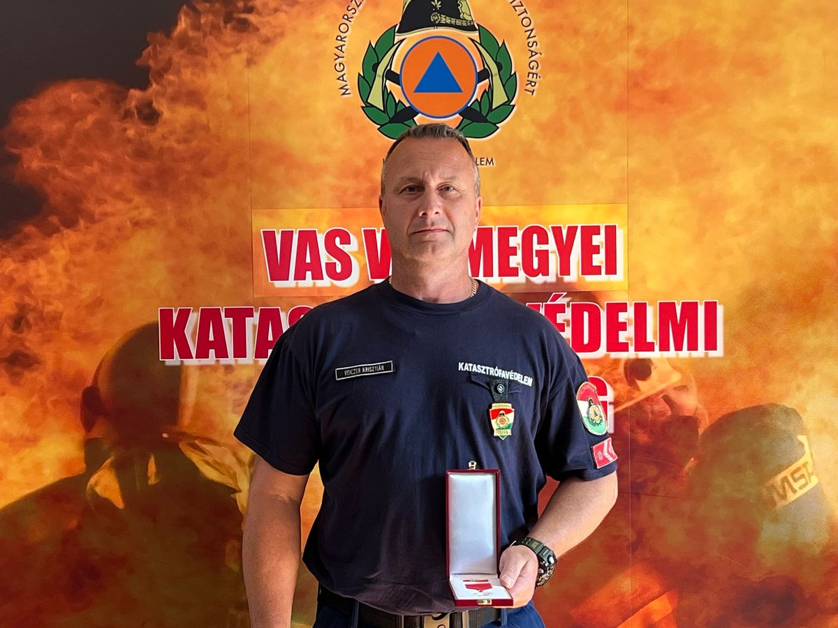 Sárvári tűzoltók vehettek át kitüntetést 30 éves szolgálatukért, képünkön Veiczer Krisztián