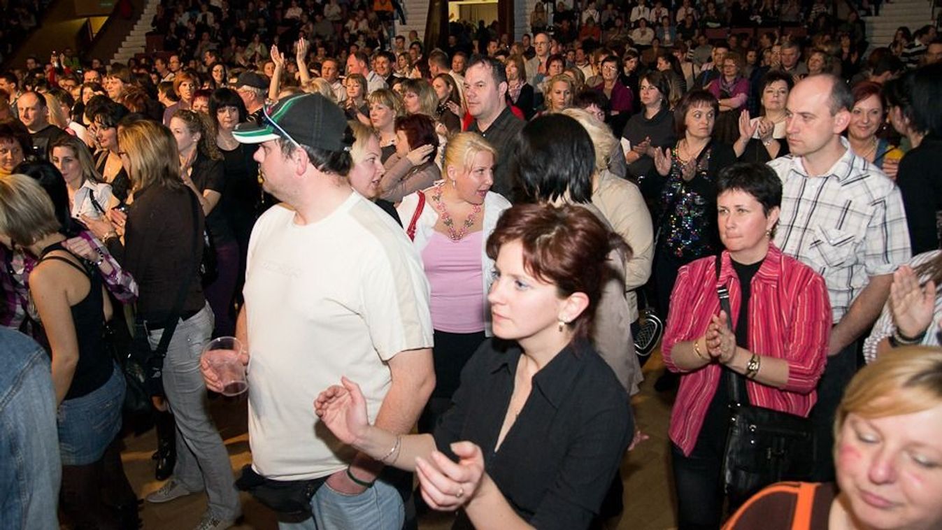 Így bulizott Szombathely a Neoton-koncerten 2012-ben a Sportházban - retro fotógaléria