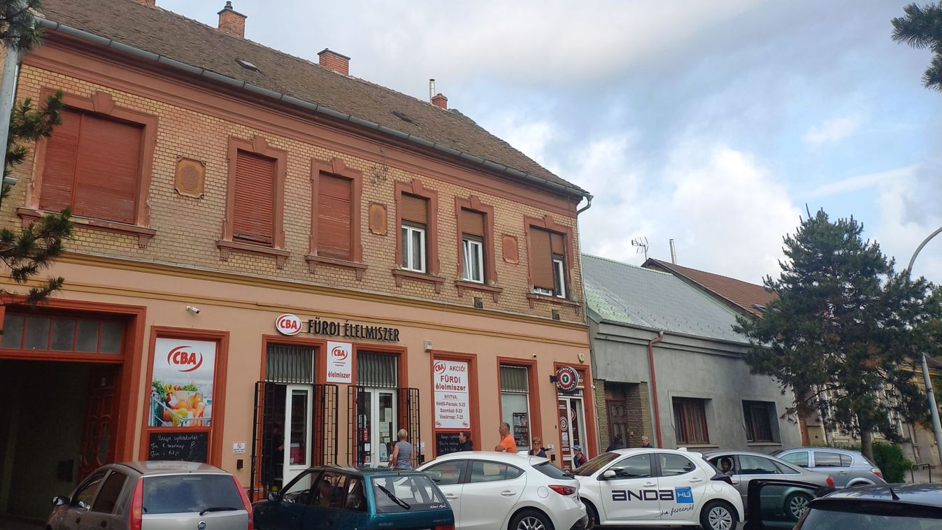 Az utcán állt a sor vége a Paragvári utcai üzletnél