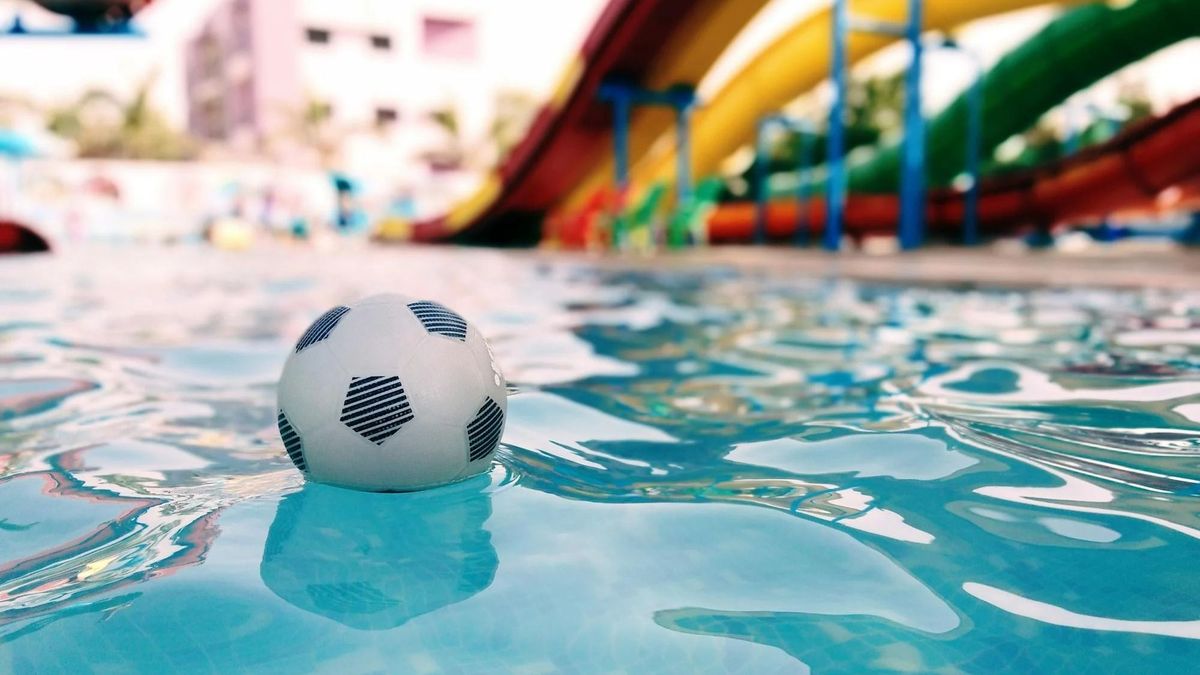 Vízbe fulladt egy 6 éves kislány a strandon, miközben az anyukája a telefonját nyomkodta