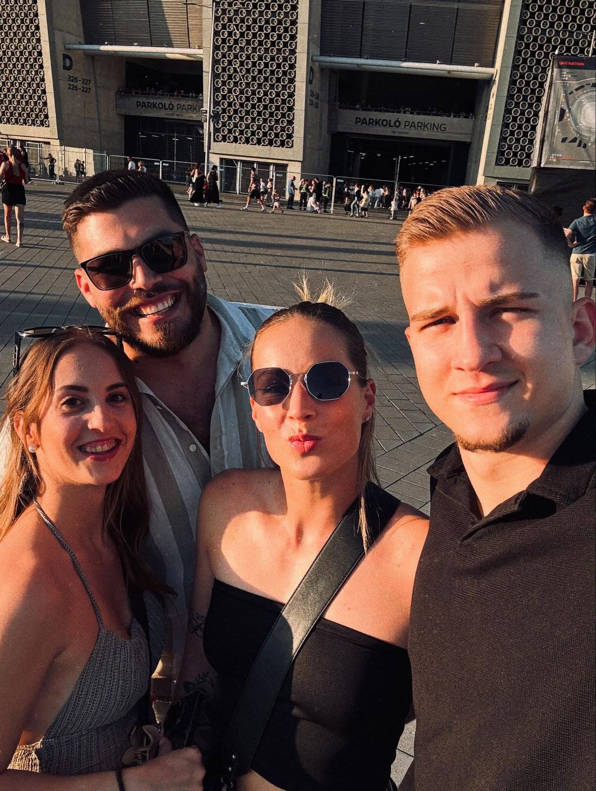 Luca párjával és barátaival érkezett az Imagine Dragons koncertre