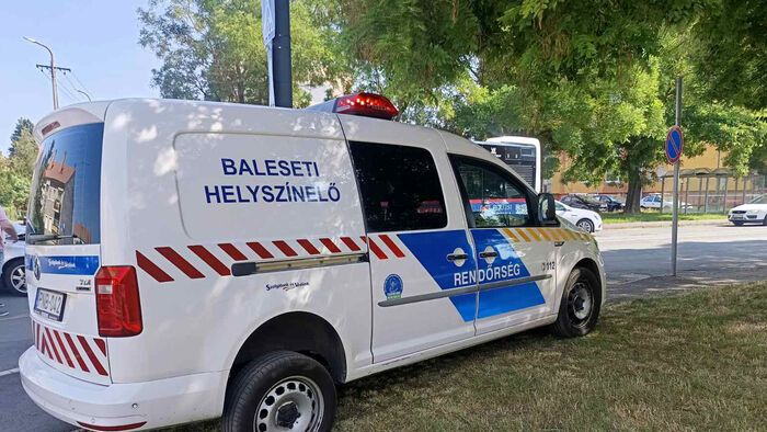 Busszal ütközött egy személyautó
