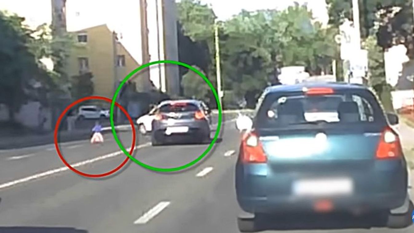 Vérfagyasztó videó: forgalmas úton, az autók között hajtott játékmotorján egy kisgyerek