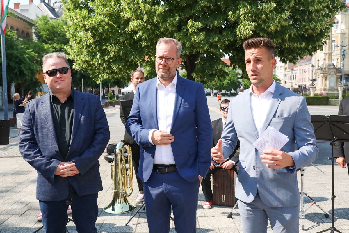 Varga Gergely vezető karmester, Popa Gergely a Savaria Szimfonikus zenekar igazgatója és Horváth Soma, kultúráért felelős alpolgármester