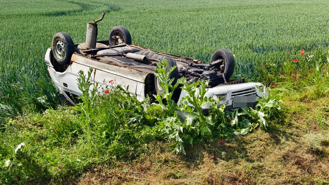Lesodródott egy autó a 87-es főútról, majd szántóföldre csapódott - fotók