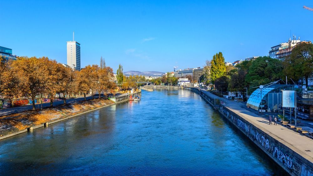 Augarten híd környéke Bécsben, itt történt a szörnyű baleset, a kisfiú majdnem vízbe fulladt