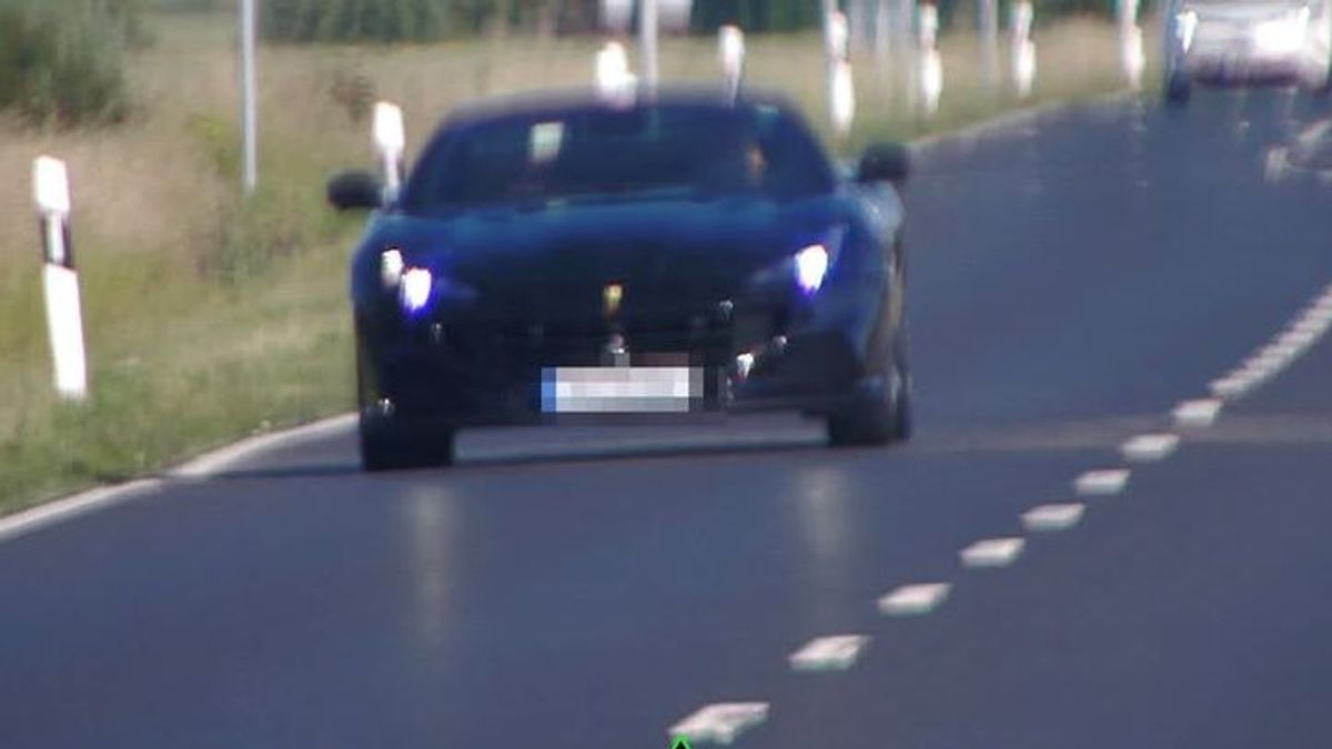 Versenypályának nézte a 83-as főutat egy Ferrari sofőrje - mutatjuk, mennyivel mérték be - fotó