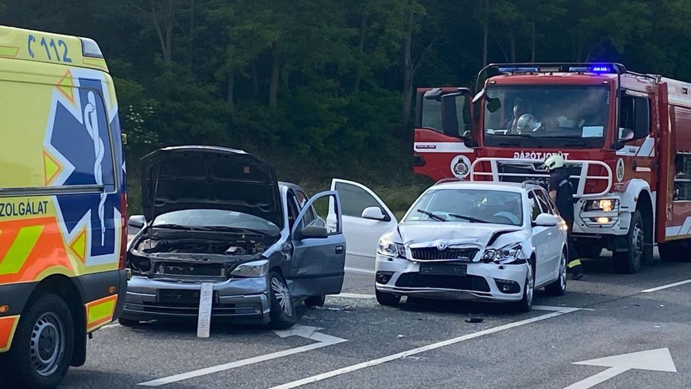 Összeütközött két személyautó a 76-os főúton - helyszíni fotó