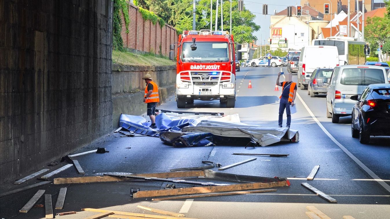 Kamionbaleset Szombathelyen: Ismét lebontotta egy kamionos a pótkocsit - fotók, videó
