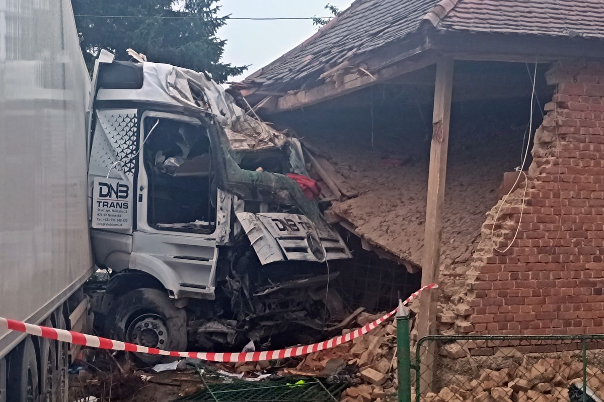 Házba csapódott egy kamion