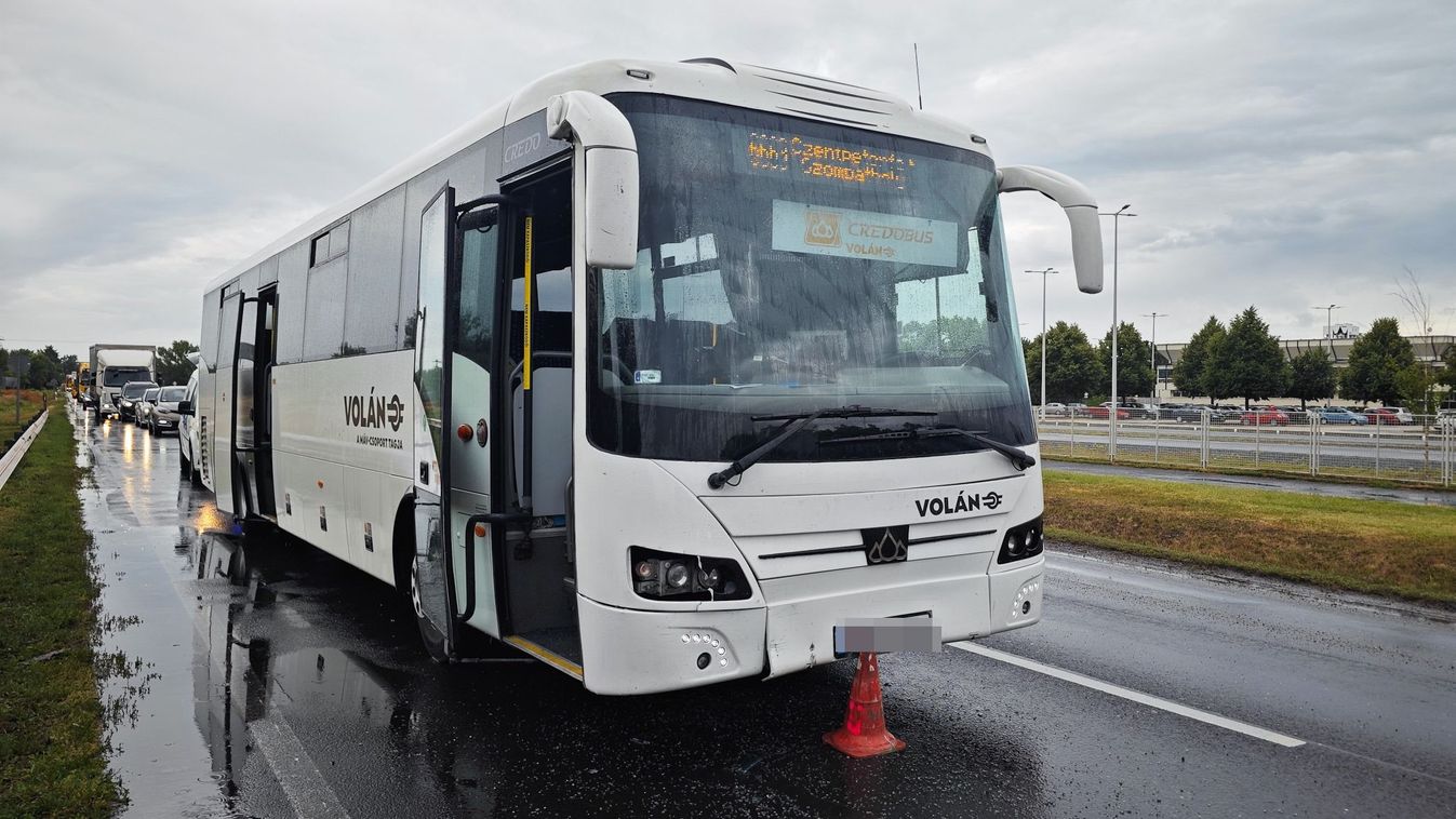 Busz tolt kamionnak egy autót Szombathelynél, több sérült van - helyszíni fotók