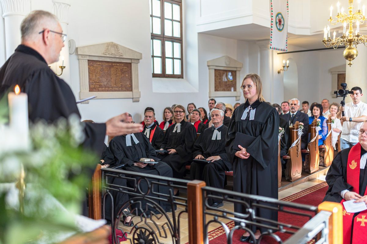 Balázs Fanni lelkészavatására megtelt a sárvári evangélikus templom