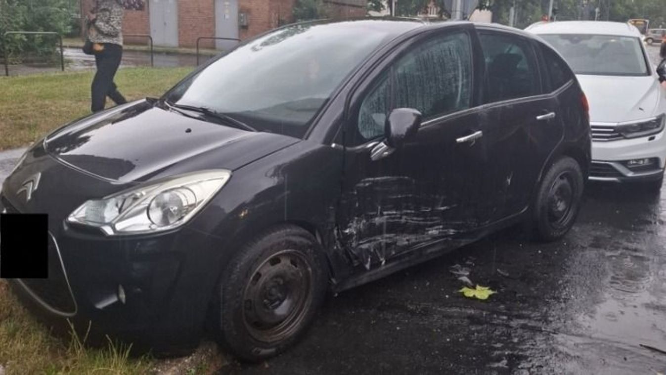Már a rendőrök is keresik a sofőrt, aki alaposan összetört egy parkoló autót Szombathelyen - fotók