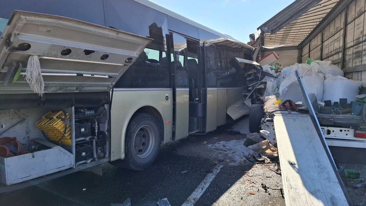 Súlyos buszbaleset Várpalota közelében