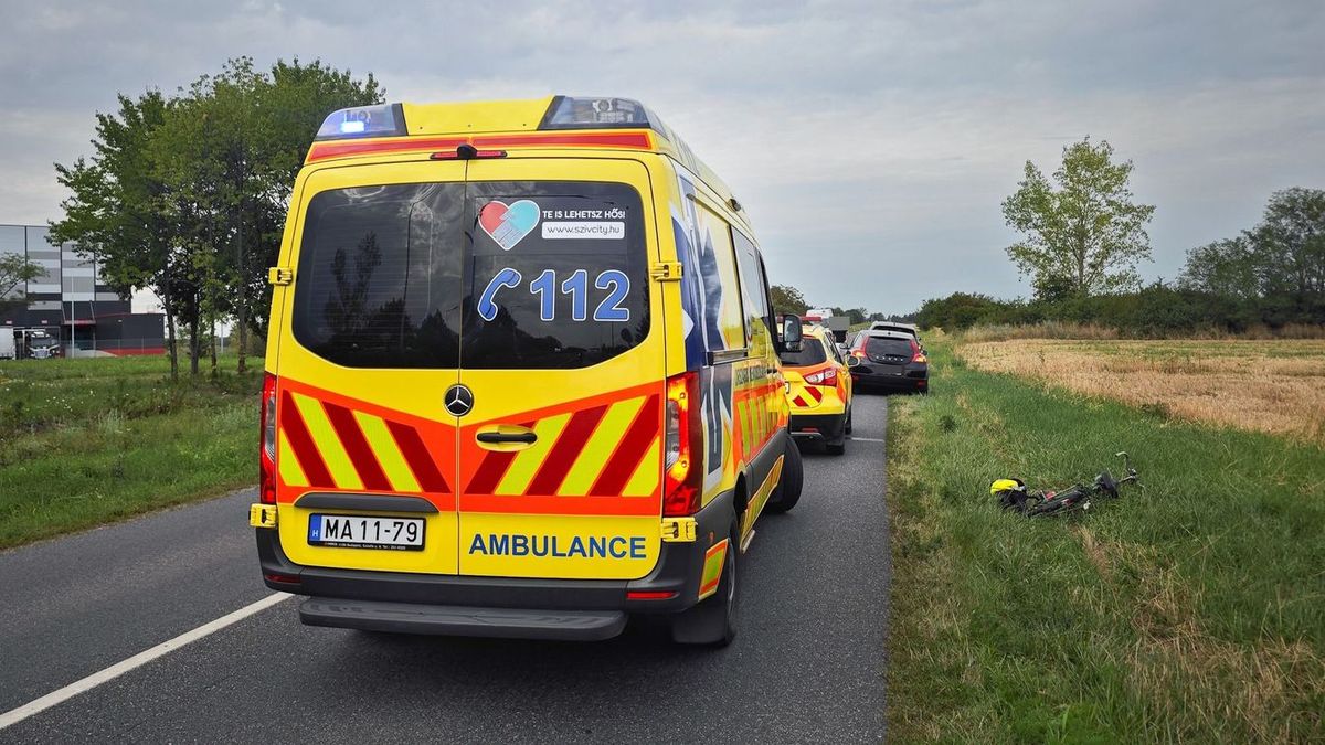 Egy kerékpáros miatt lassító autóst akart kikerülni egy motoros, mivel az árkot választotta, ez a motorbaleset viszonylag szerencsésen alakult