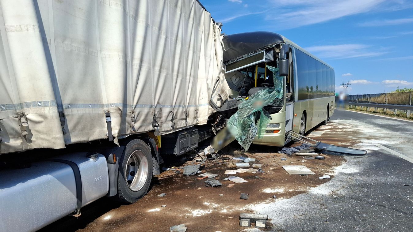 Sokkoló fotókon a 8-as főúton történt súlyos buszbaleset