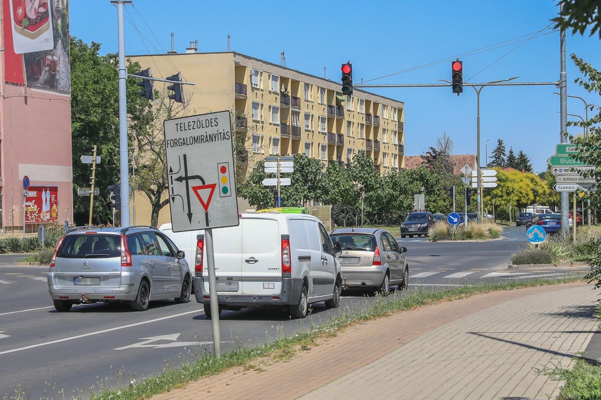 Egy órával tovább működnek a jelzőlámpák