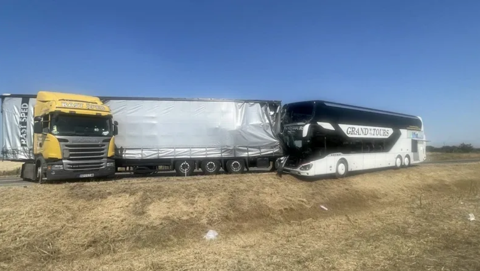 Magyar diákokat szállító autóbusz szenvedett balesetet Szerbiában