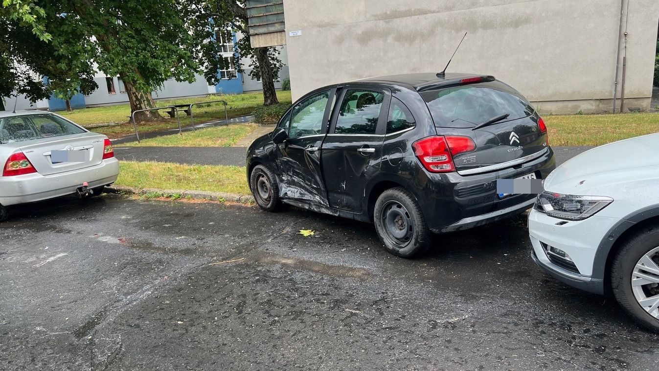 Totálkárosra törtek egy parkoló autót Szombathelyen - szemtanúkat keresnek, mert a tettes eltűnt