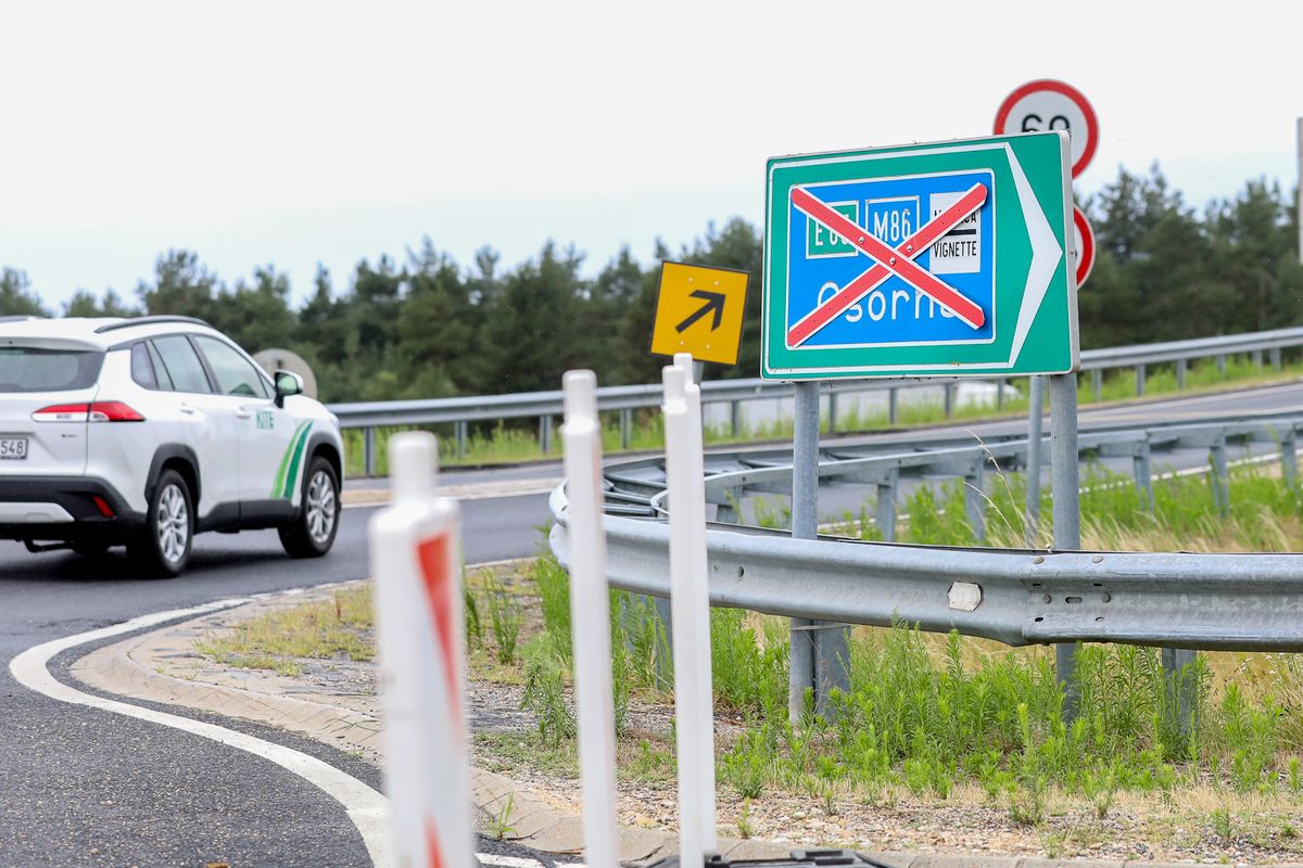 Forgalomterelés nehezíti a haladást az M86-os autóúton