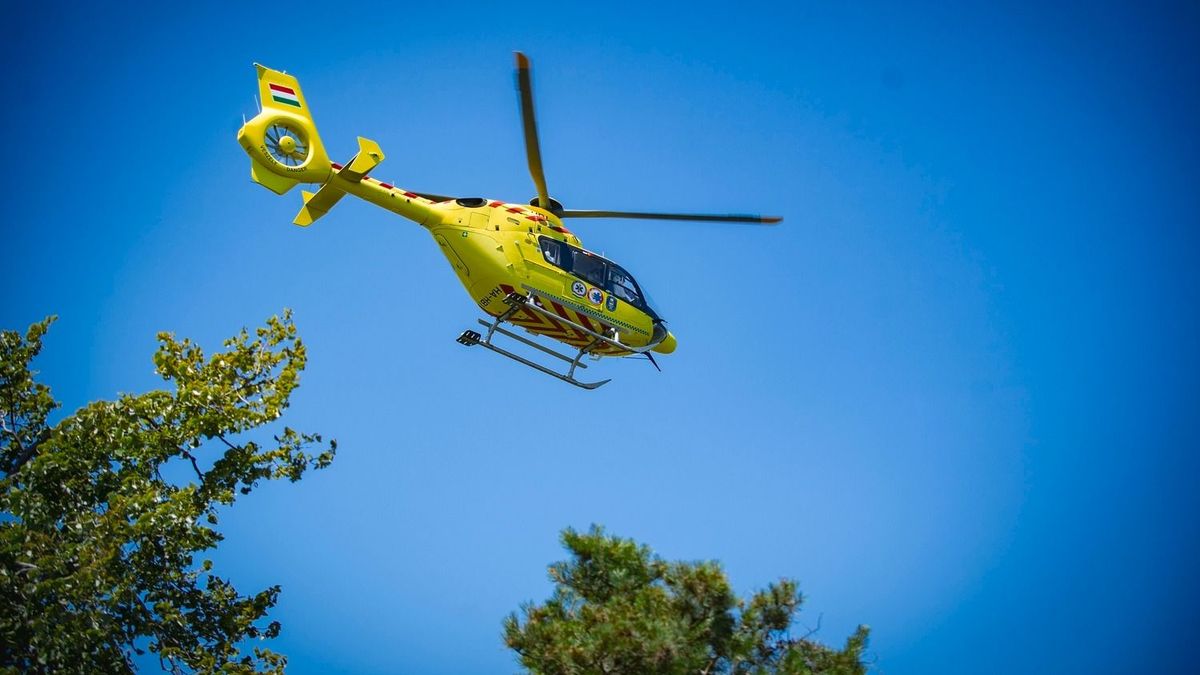 Kamionnal ütközött egy busz a 8-as főúton, mentőhelikopter is érkezett a helyszínre