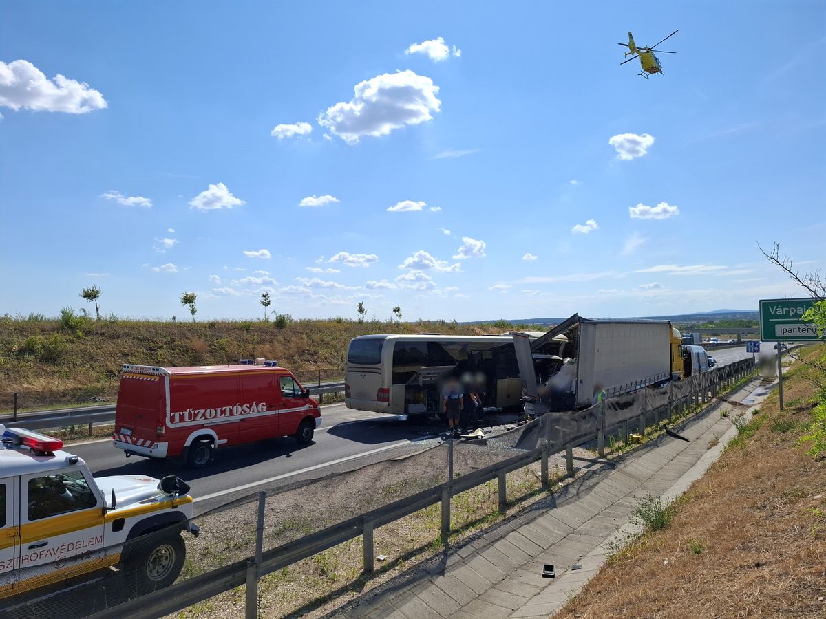 Súlyos buszbaleset történt a 8-as főúton