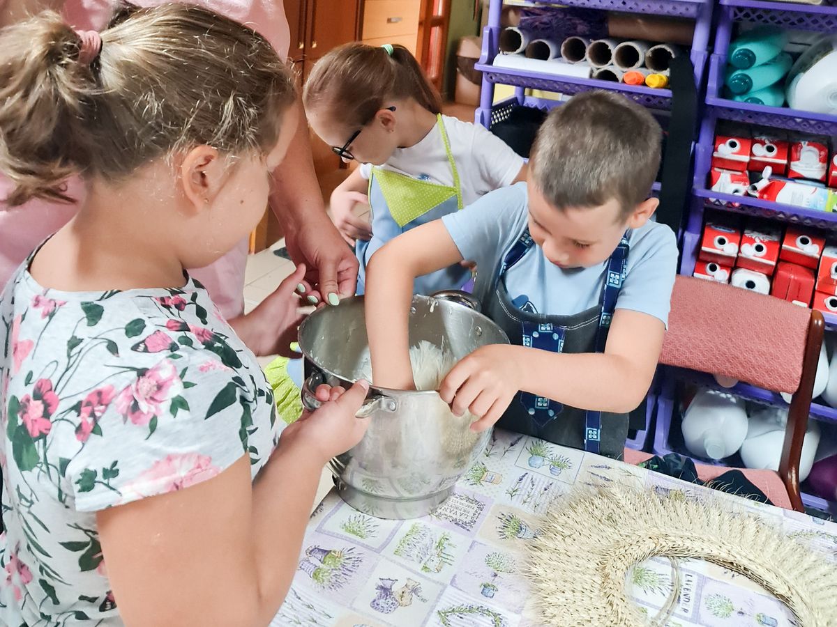 Kenyeret is gyúrtak és sütöttek az ölbői táborban